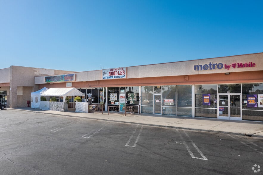 228-270 E Palmdale Blvd, Palmdale, CA for lease - Primary Photo - Image 1 of 4