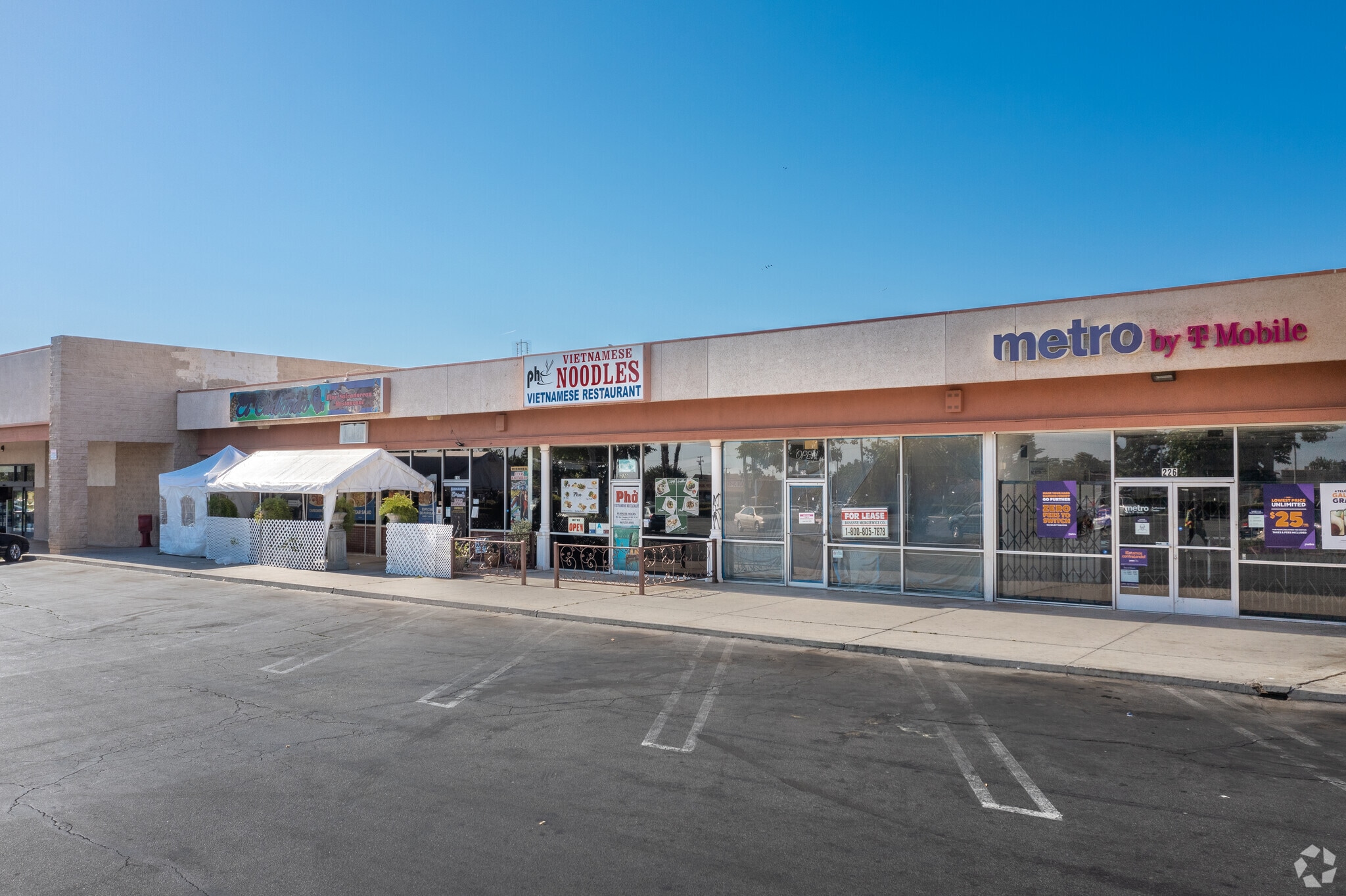 228-270 E Palmdale Blvd, Palmdale, CA for lease Primary Photo- Image 1 of 5