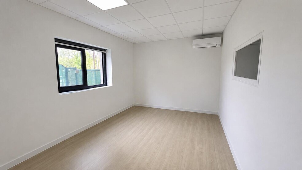 Flex in La Crau for lease - Building Photo - Image 3 of 9