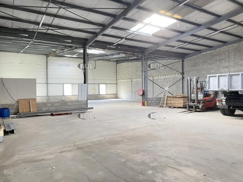 Industrial in Toussieu for lease - Interior Photo - Image 3 of 17