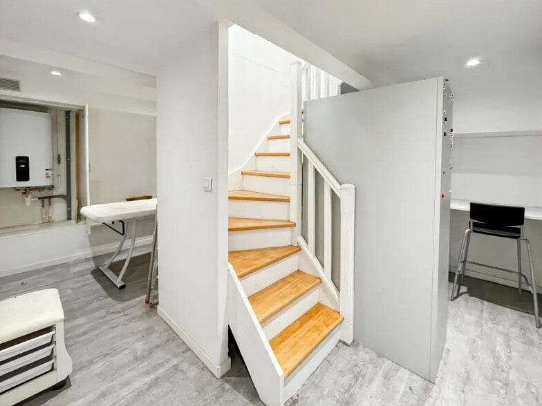 Retail in Paris for lease - Building Photo - Image 3 of 6