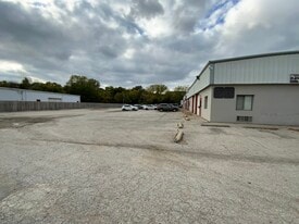 Immediate for Lease: Flex Warehouse - Warehouse