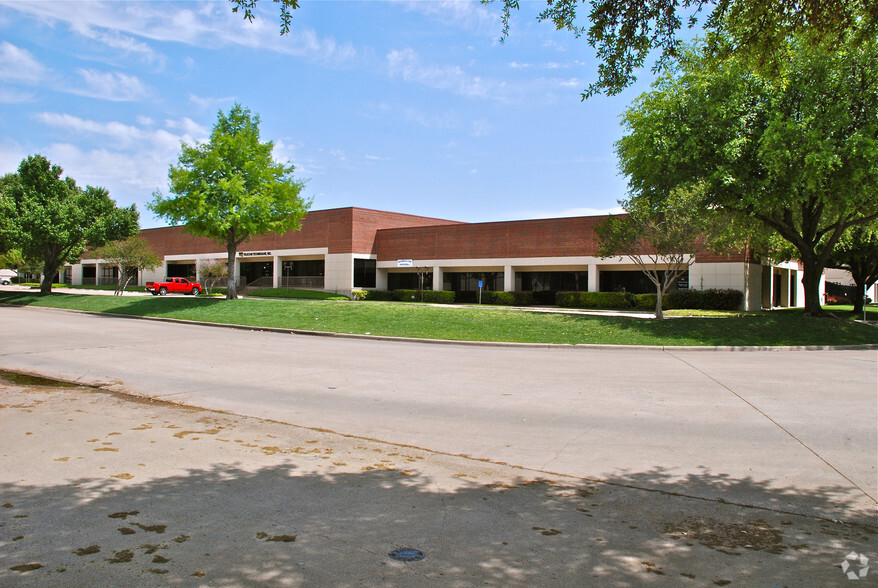 12002-12046 Forestgate Dr, Dallas, TX for lease - Building Photo - Image 1 of 8