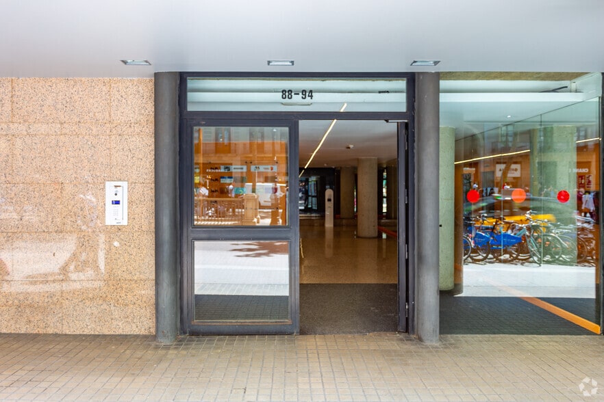 Office in Barcelona, Barcelona for lease - Building Photo - Image 3 of 3