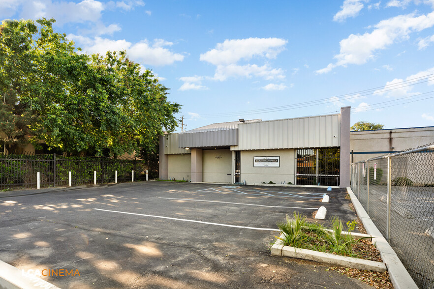 2317 17th St, Bakersfield, CA for lease - Building Photo - Image 2 of 25