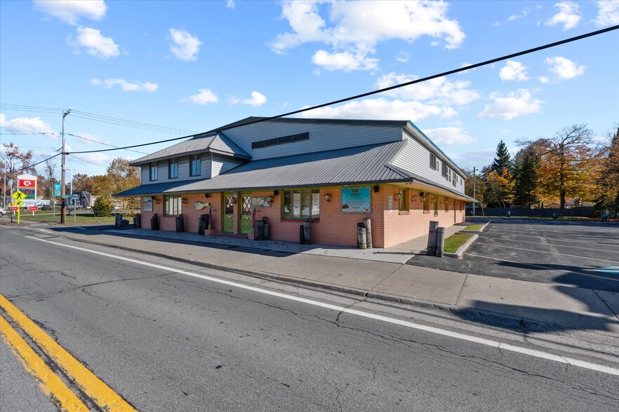 1424 Main St, Sylvan Beach, NY for sale - Interior Photo - Image 3 of 55
