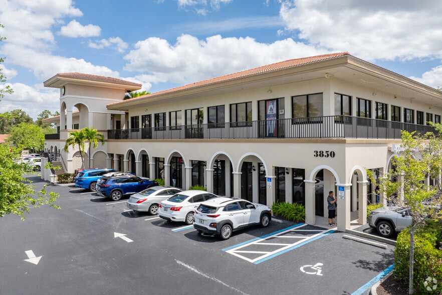 3850-3860 Colonial Blvd, Fort Myers, FL for sale - Building Photo - Image 1 of 1