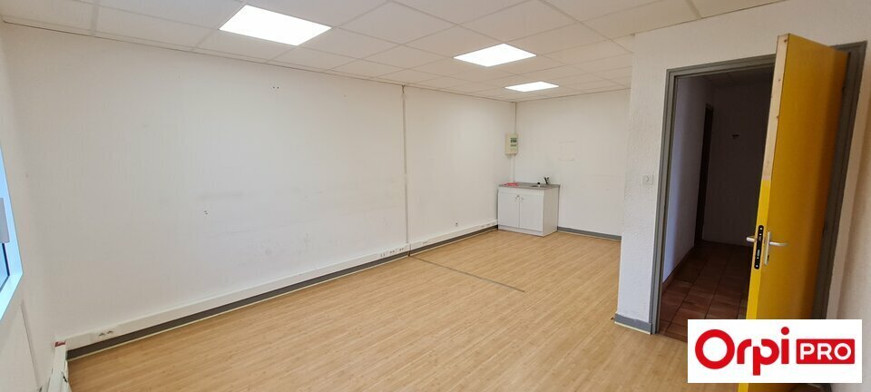 Office in Trémuson for lease - Interior Photo - Image 1 of 5