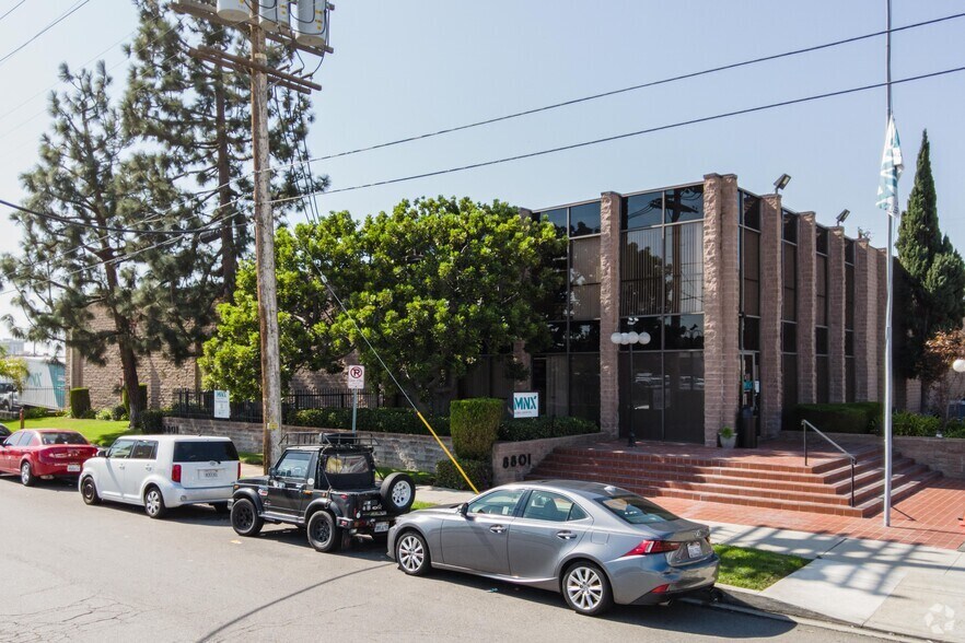 8801 Bellanca Ave, Los Angeles, CA for lease - Primary Photo - Image 1 of 4