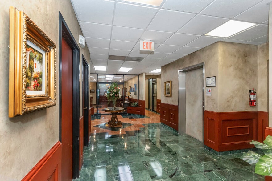 5801 Ulmerton Rd, Clearwater, FL for lease - Lobby - Image 1 of 27