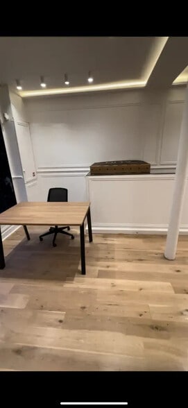 Retail in Paris for lease - Interior Photo - Image 2 of 3