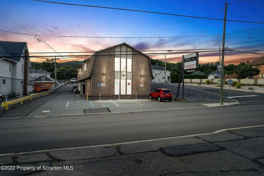 15361538 Main St, Peckville, PA 18452