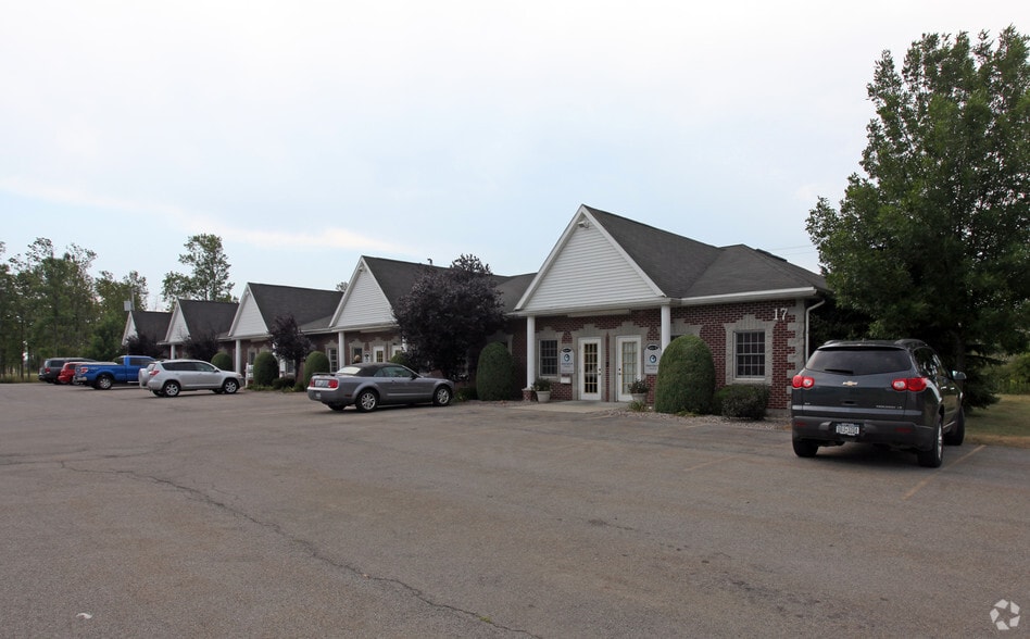 17 Limestone Dr, Williamsville, NY 14221