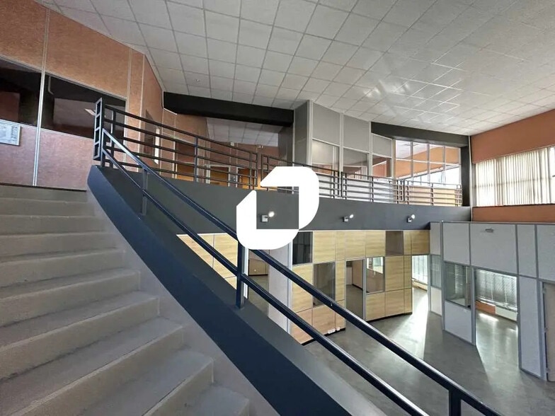 Office in Saint-Denis for lease - Building Photo - Image 3 of 14