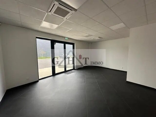 Retail in Saint-Pierre-du-Perray for lease - Interior Photo - Image 2 of 9