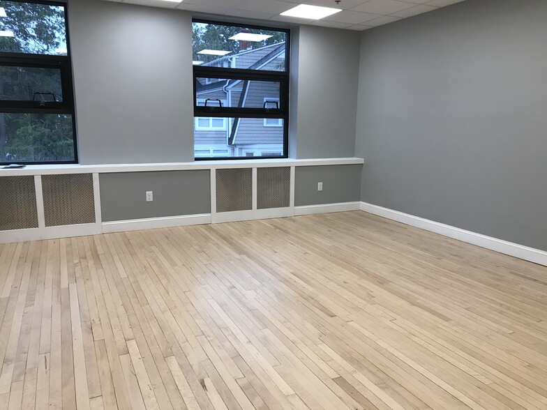 994-1000 Farmington Ave, West Hartford, CT for lease - Interior Photo - Image 2 of 9