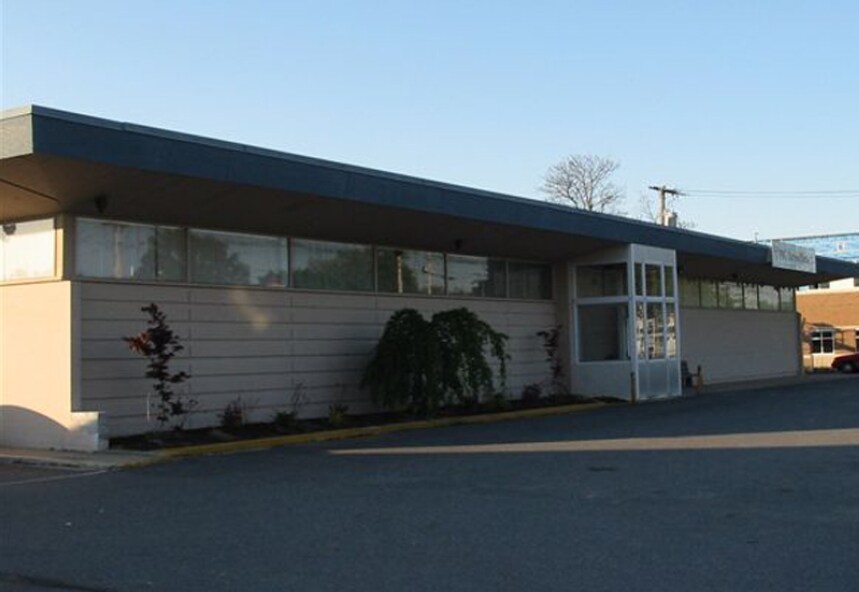 2736 Post Rd, Warwick, RI 02886