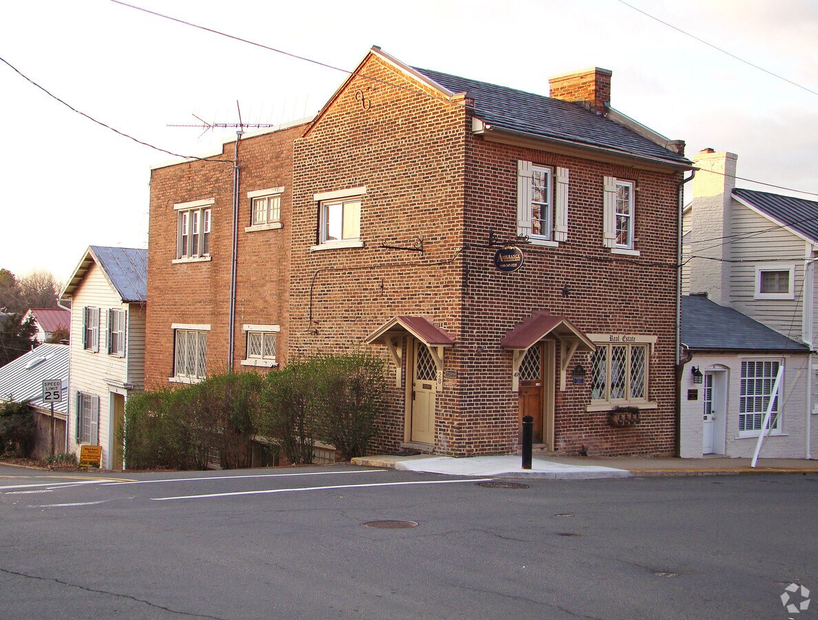 49 Culpeper St, Warrenton, VA 20186