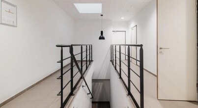 for lease Interior Photo- Image 1 of 6