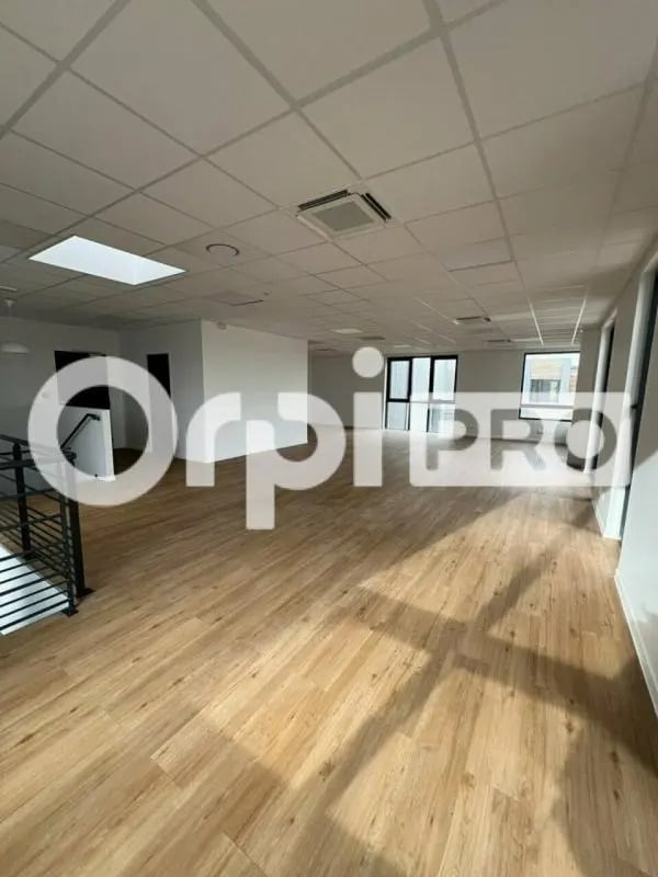 Office in Chanteloup-en-Brie for lease Interior Photo- Image 1 of 6