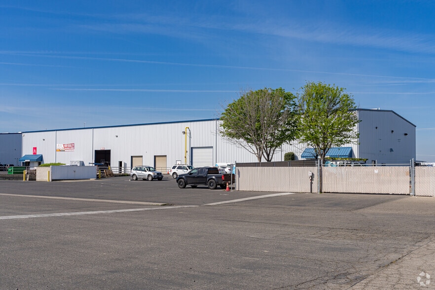 7345 W Goshen Ave, Visalia, CA for lease - Primary Photo - Image 3 of 7