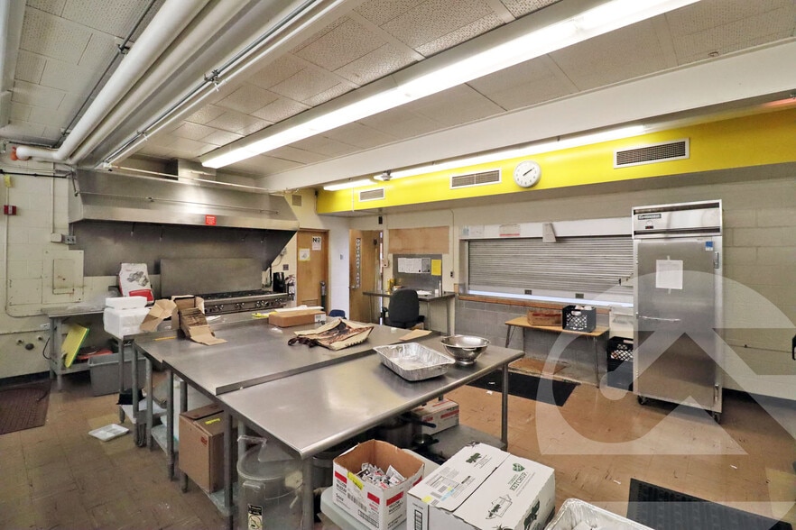 22280 E Price Dr, Clinton Township, MI for sale - Interior Photo - Image 3 of 6