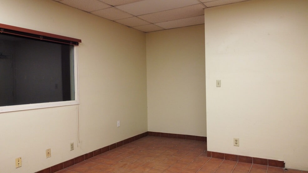 2501 Wiles Rd, Deerfield Beach, FL for lease - Interior Photo - Image 2 of 30