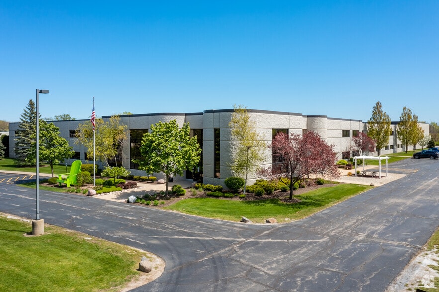 5400-5420 S Westridge Dr, New Berlin, WI for sale - Building Photo - Image 1 of 1