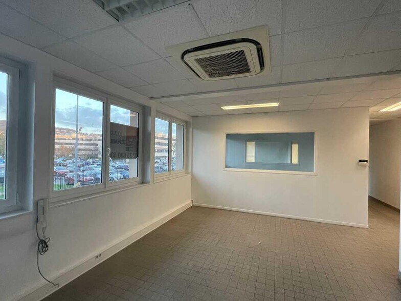 Office in Rouen for lease - Interior Photo - Image 3 of 5