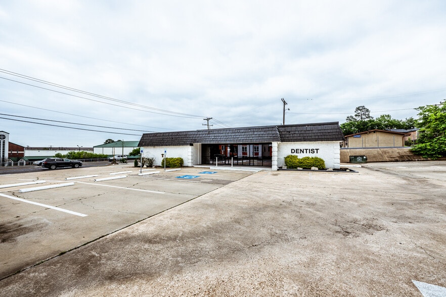 2402 Sam Houston Ave, Huntsville, TX for sale - Building Photo - Image 3 of 20