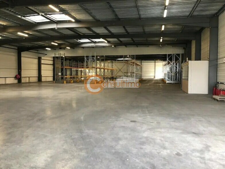 Industrial in Le Haillan for lease - Interior Photo - Image 3 of 4