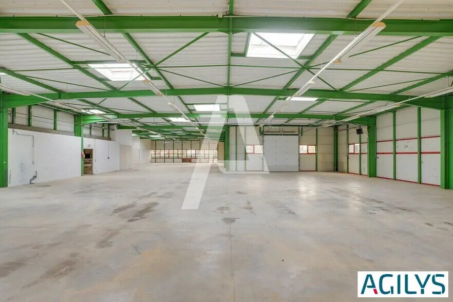 Flex in Saint-Thibault-des-Vignes for lease - Interior Photo - Image 2 of 9