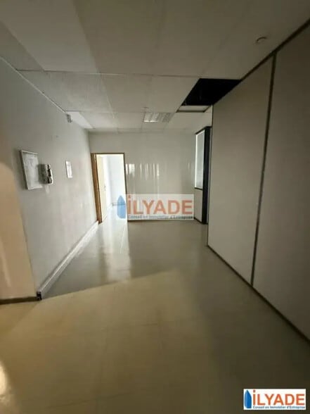 18 20 Voie La Canebiere, Marseille for lease - Interior Photo - Image 3 of 10