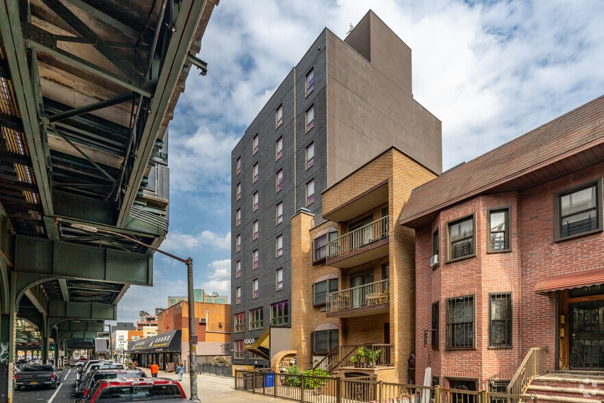 30-17 31st St, Astoria, NY for lease - Building Photo - Image 2 of 16