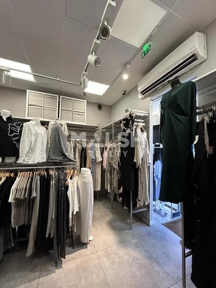 Retail in Villeurbanne for lease - Interior Photo - Image 3 of 3