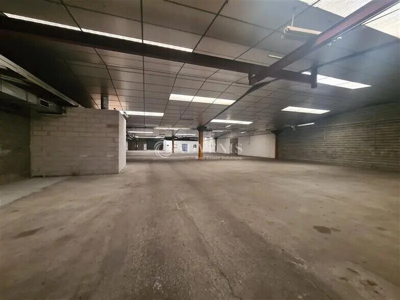 Flex in Metz for lease - Interior Photo - Image 2 of 6