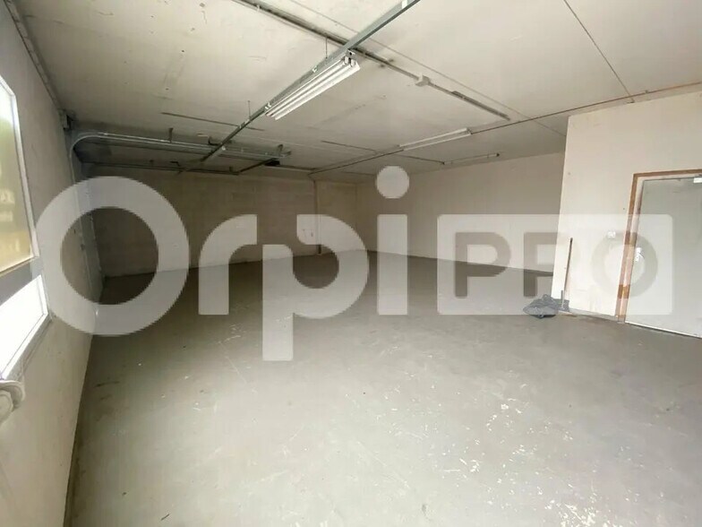Retail in Villefranche-sur-Saône for lease - Building Photo - Image 3 of 47