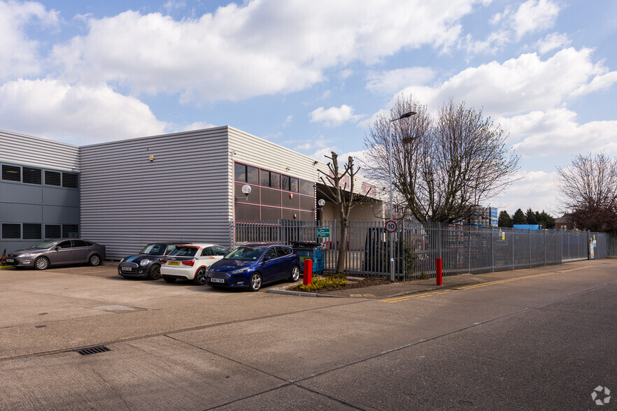 Perth Ave, Slough for lease - Building Photo - Image 3 of 4