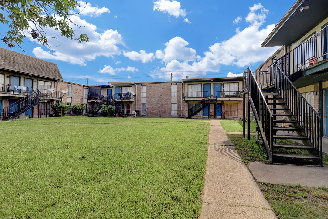 215 W Little York Rd, Houston, TX 77076