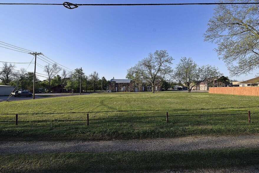 E Jefferson St, Hugo, OK for sale - Primary Photo - Image 1 of 1
