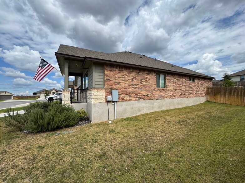 129 Cinnamon Loop, Burnet, TX for sale - Building Photo - Image 3 of 7
