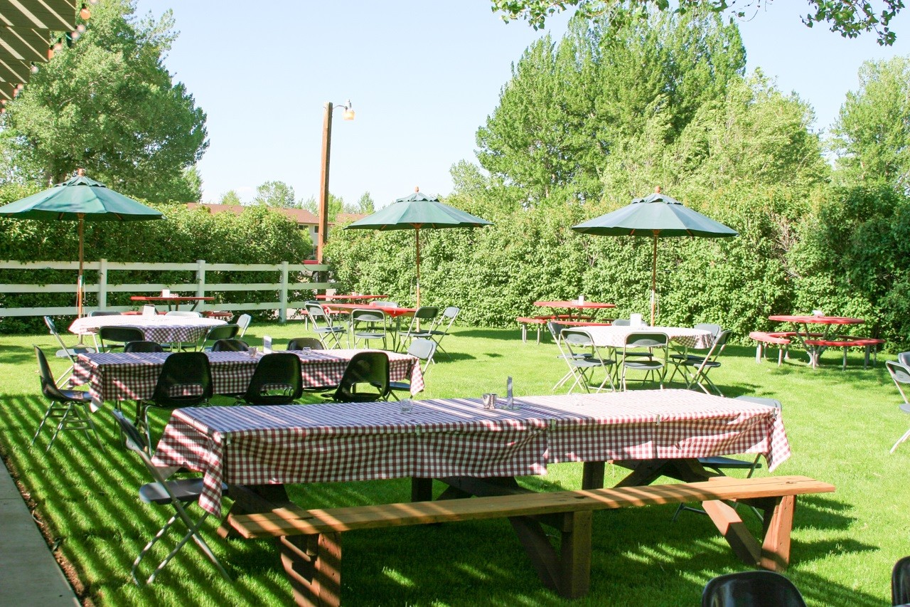 1029 Riverview Dr, Gardnerville, NV 89460 The Country Club Restaurant