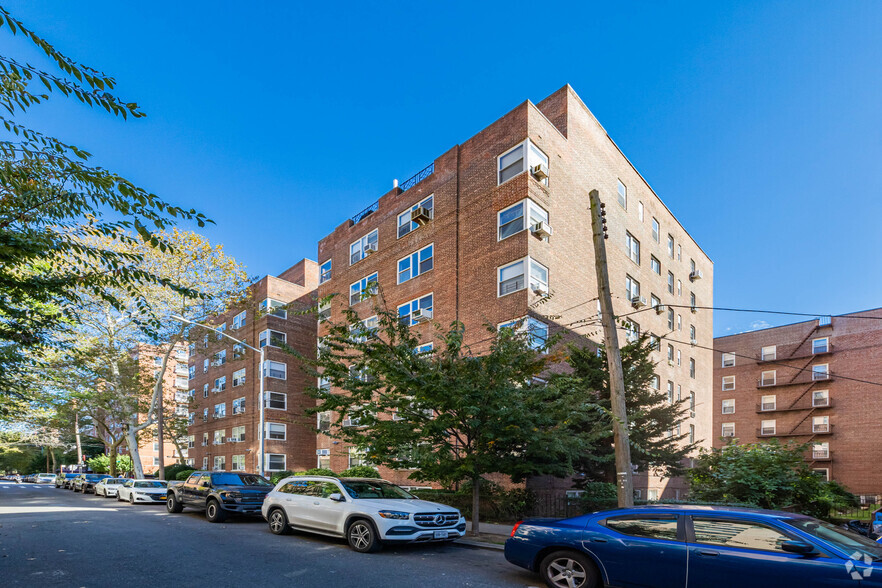 7136 110th St, Forest Hills, NY for sale - Primary Photo - Image 1 of 1