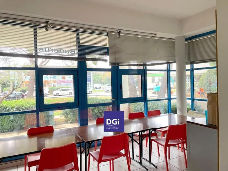 Retail in Nîmes for sale - Interior Photo - Image 2 of 8