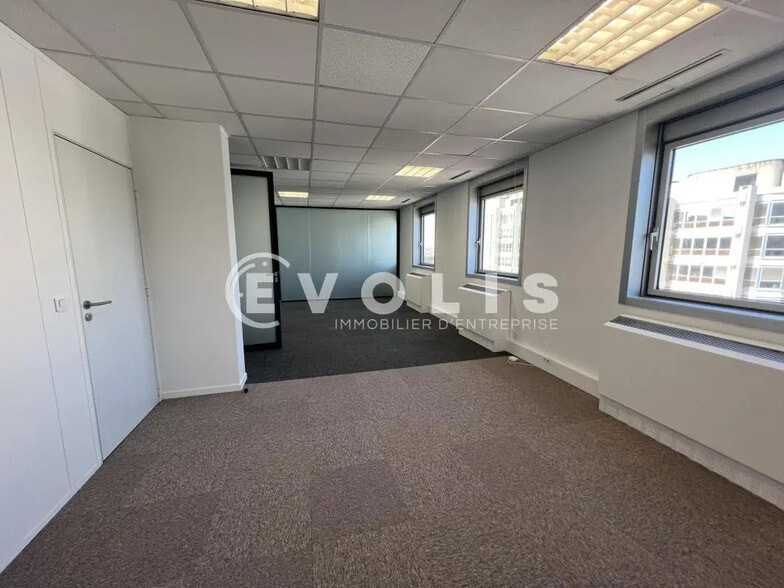 Office in Noisy-le-Grand for lease - Building Photo - Image 3 of 8