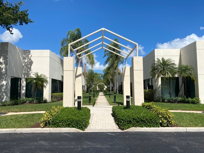 902 Clint Moore Rd, Boca Raton, FL for lease - Primary Photo - Image 1 of 5