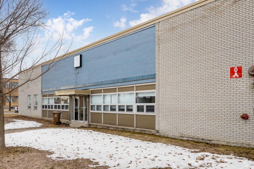 2720 Rue Duchesneau, Montréal, QC for lease - Building Photo - Image 2 of 5