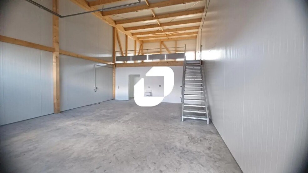 Flex in Chalifert for lease - Interior Photo - Image 3 of 9