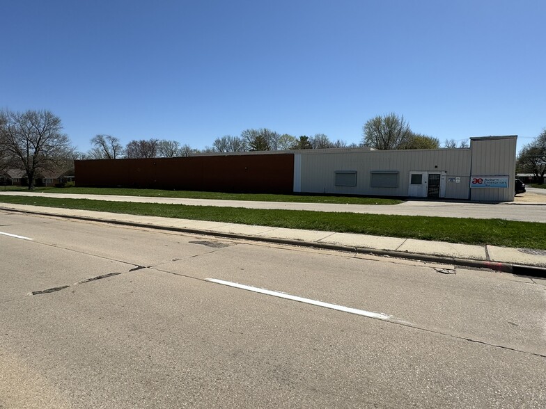 3944 Auburn St, Rockford, IL for lease - Building Photo - Image 1 of 33