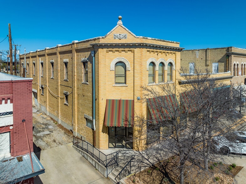113 E 3rd St, Taylor, TX for lease - Building Photo - Image 2 of 7